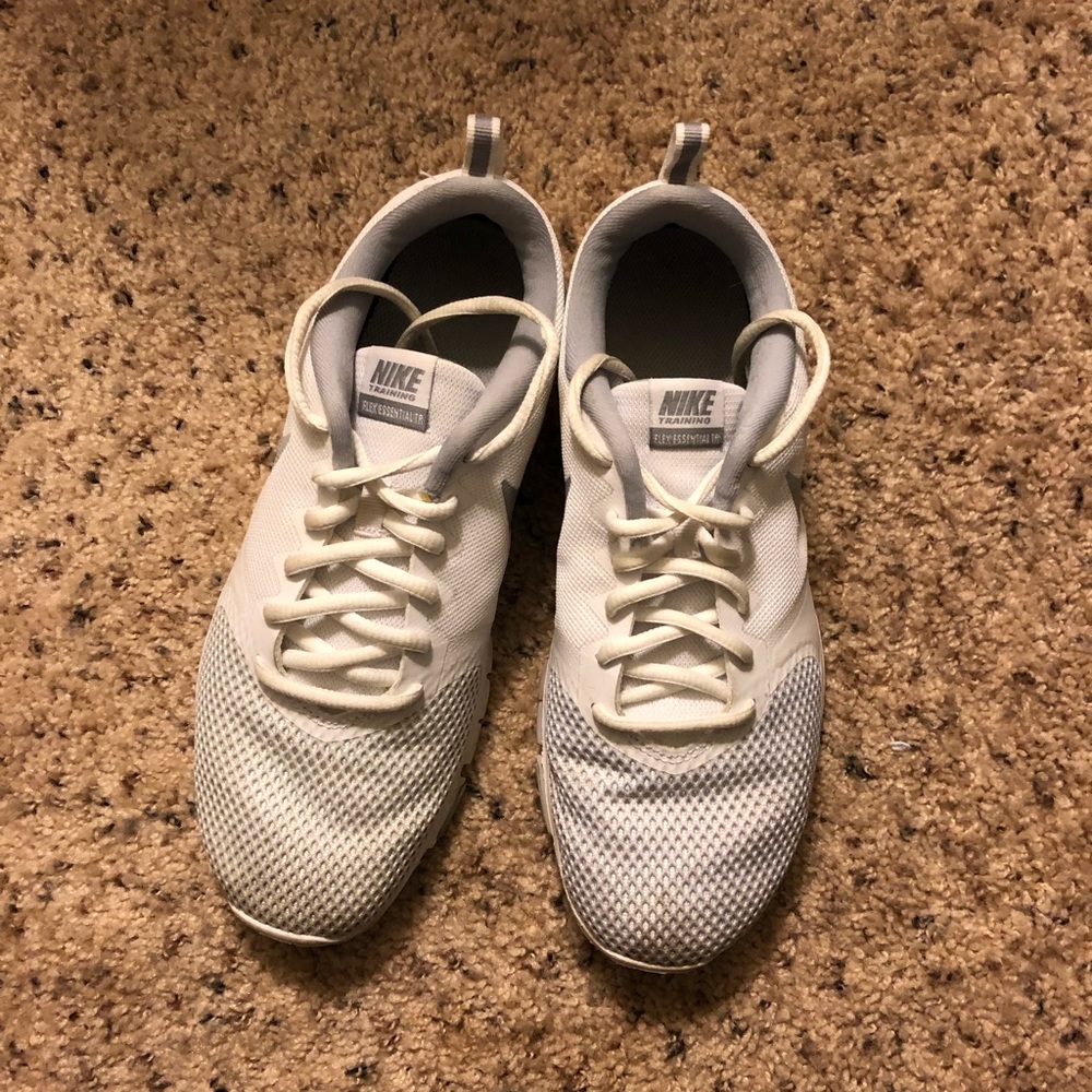 White nike tennis shoes